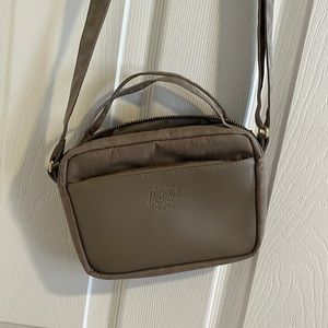 Hershel Crossbody mini in sand